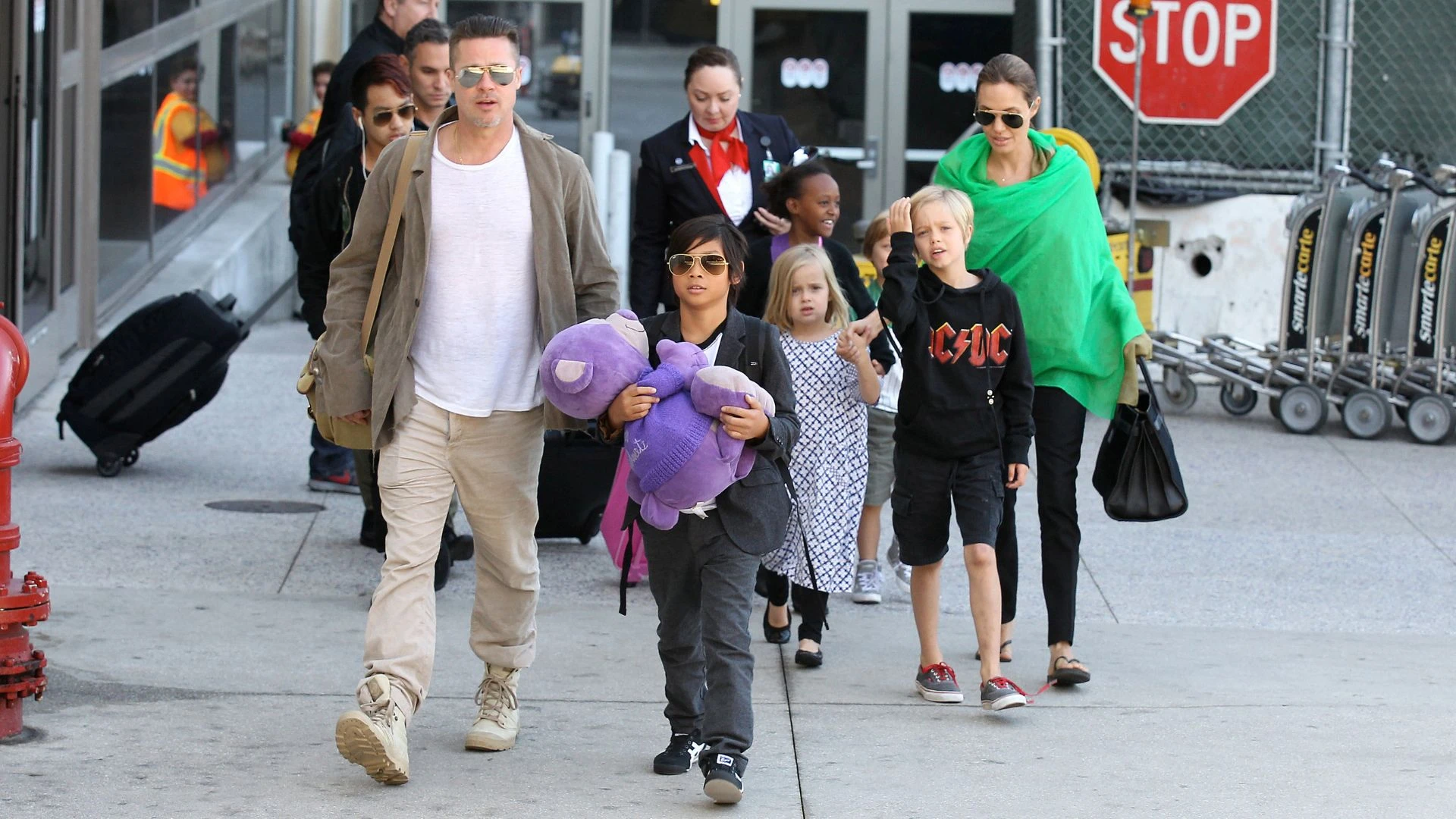 Brad Pitt dan Angelina Jolie bersama anak-anak mereka. Di depan semua orang, Pax Jolie-Pitt, yang baru berusia 10 tahun dan dengan boneka, memimpin kepulangan keluarga setelah perjalanan ke Australia pada tahun 2014.