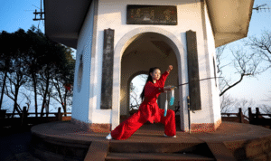 Foto Seorang Wanita Melakukan Latihan Taichi
